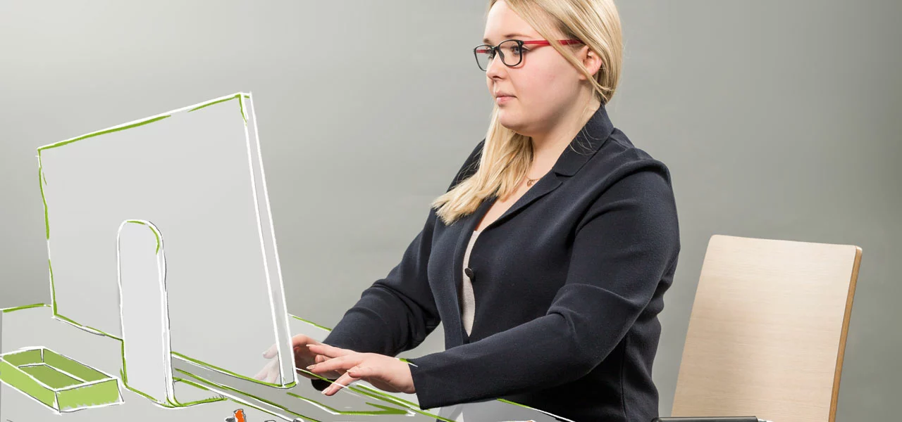 Auszubildende zur Indsutriekauffrau sitzt vor dem PC bei Jaeger in Möglingen bei Stuttgart