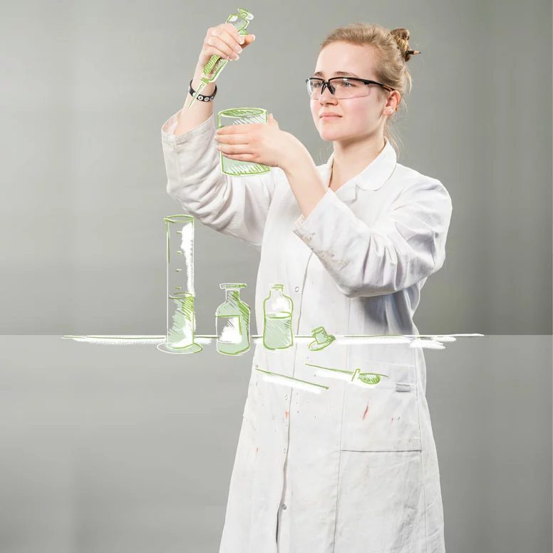 Auszubildende zur Lacklaborantin prüft Lacke