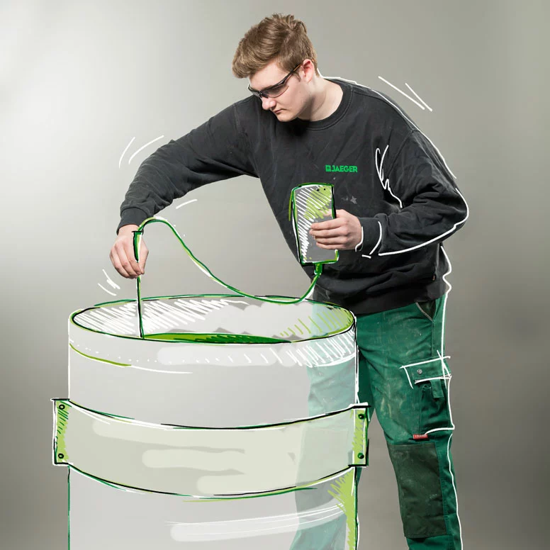 Auszubildender zur Produktionsfachkraft Chemie prüft die Lackherstellung