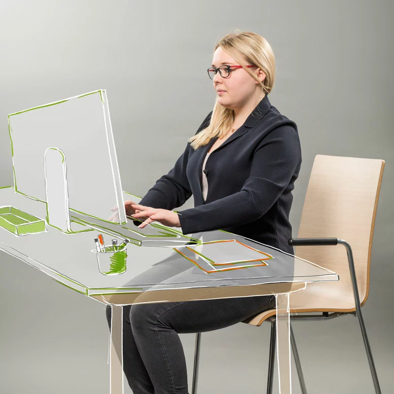 Auszubildende zur Industriekauffrau sitzt an einem Schreibtisch